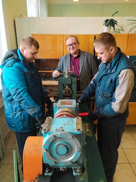 18 октября представители ООО "Уральского пружинного завода" произвели установку и запуск ранее восстановленной клети лабораторного прокатного стана