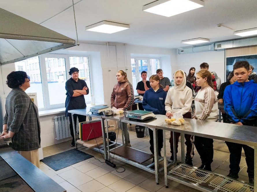 Повар у плиты творит, как на крыльях он парит👨‍🍳